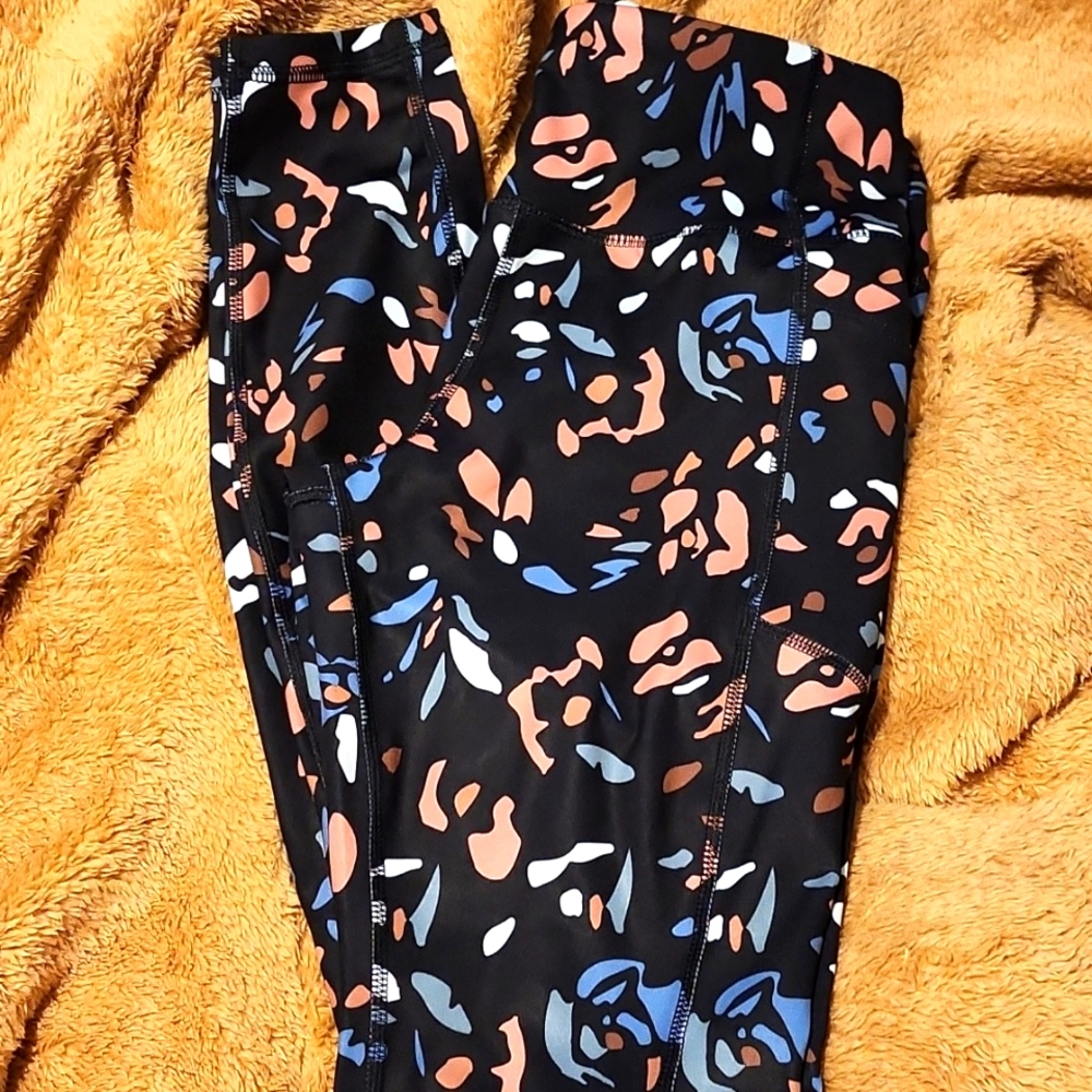 🐥5/$25🐥NWT Avia Leggings with two pockets on side of legs. Size small (4-6)